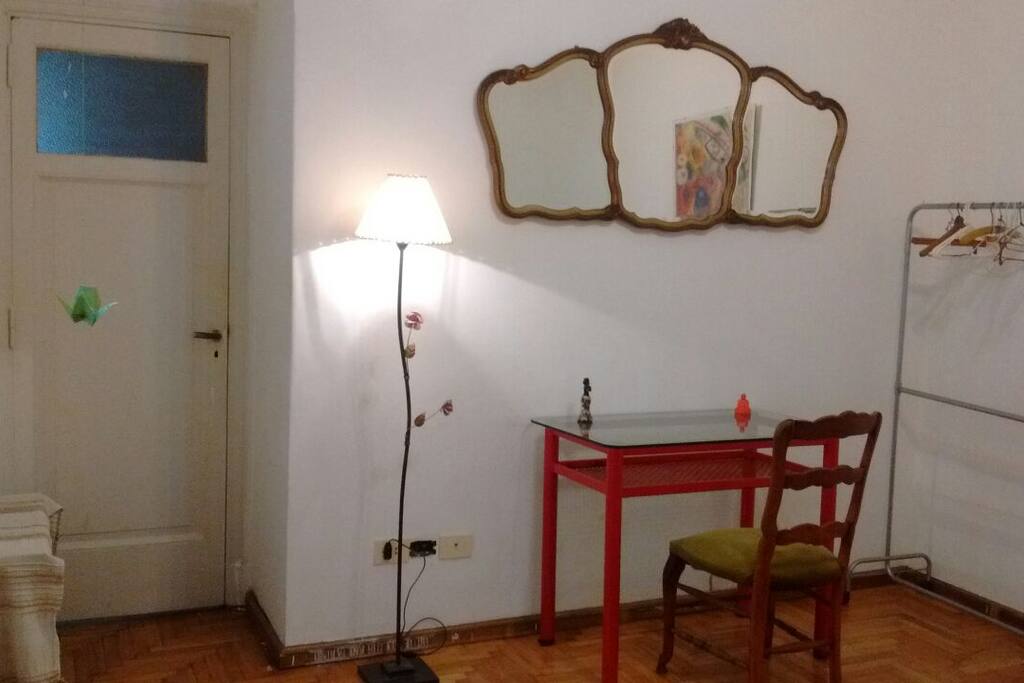 Escritorio y perchero