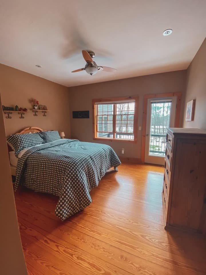 Საძინებელი№2 - დედოფალი + ტერასის დასაჯდომი ადგილები