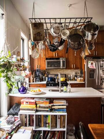 Rare find: 3-story, 3-bedroom house with backyard gallery image 5