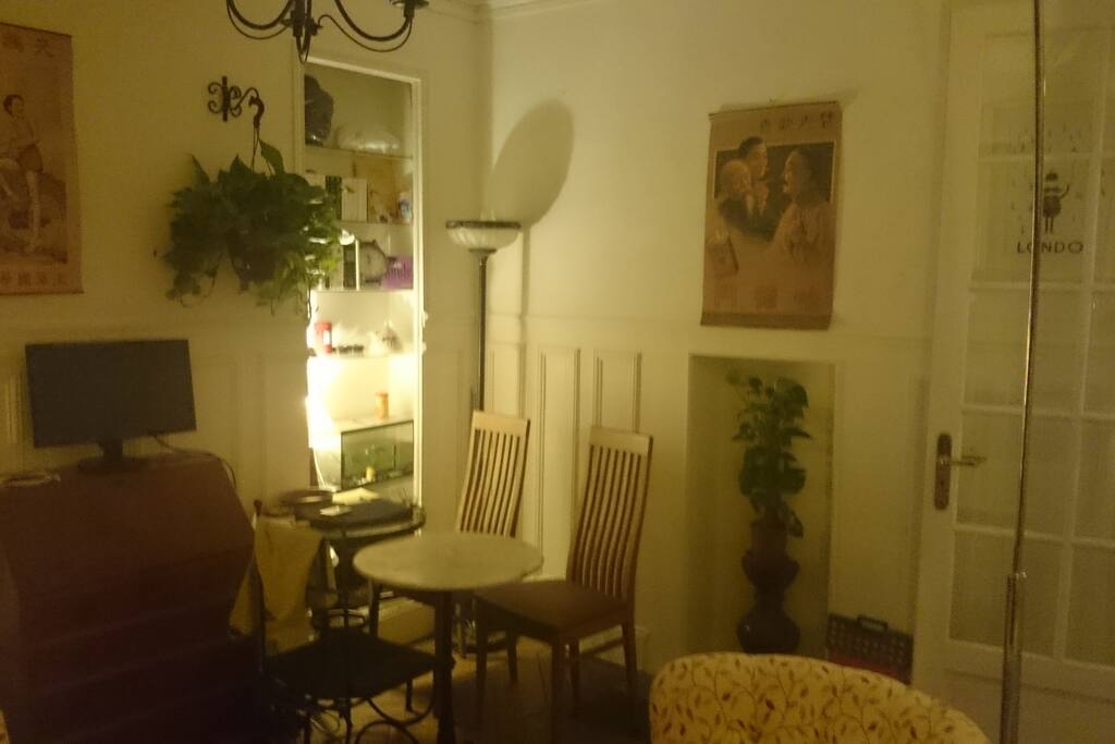 Spacious and cosy salon (3)