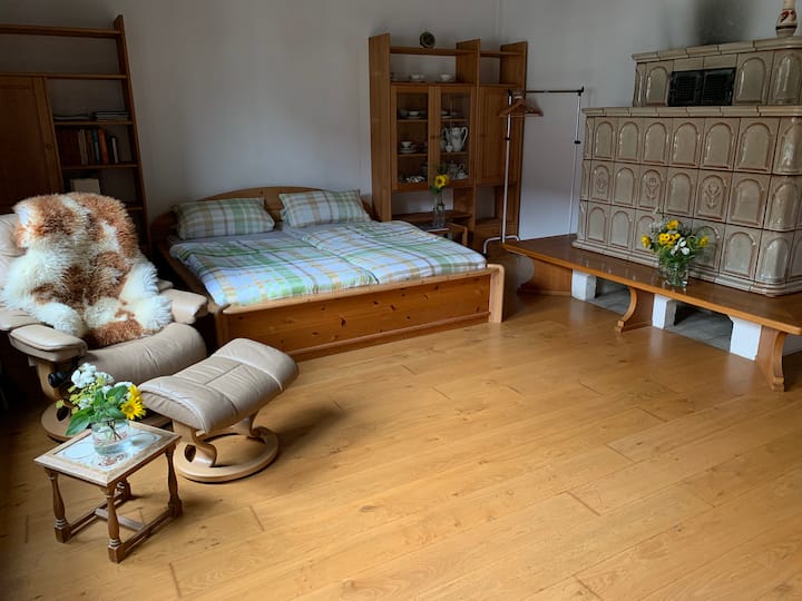 Slaap-/woonkamer begane grond tegenover de keuken-woonkamer