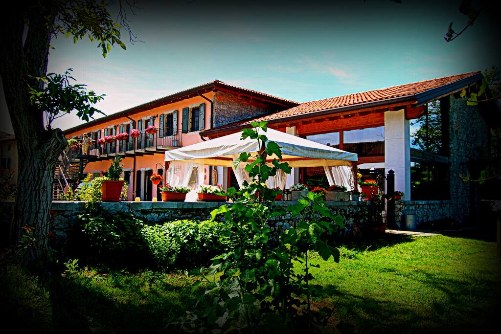 Veduta dal giardino