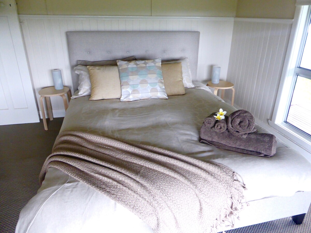 デッキへのスライドドア付きの広々とした明るいクイーンベッドルーム1