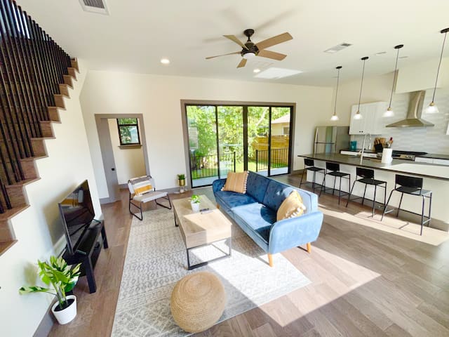 10min to Downtown, Quiet Oasis, New Build!