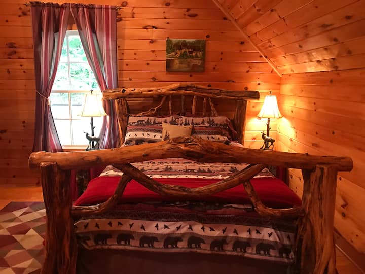 Chambre à l'étage avec lit en rondins queen size