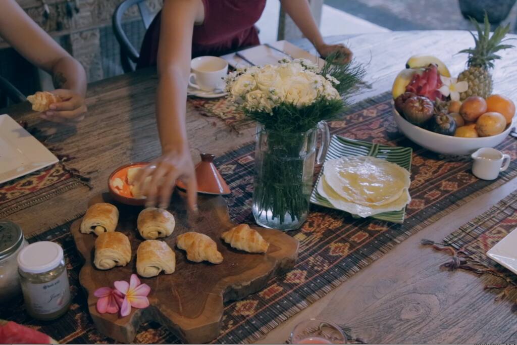 Start your day with our fresh & home made breakfast !
