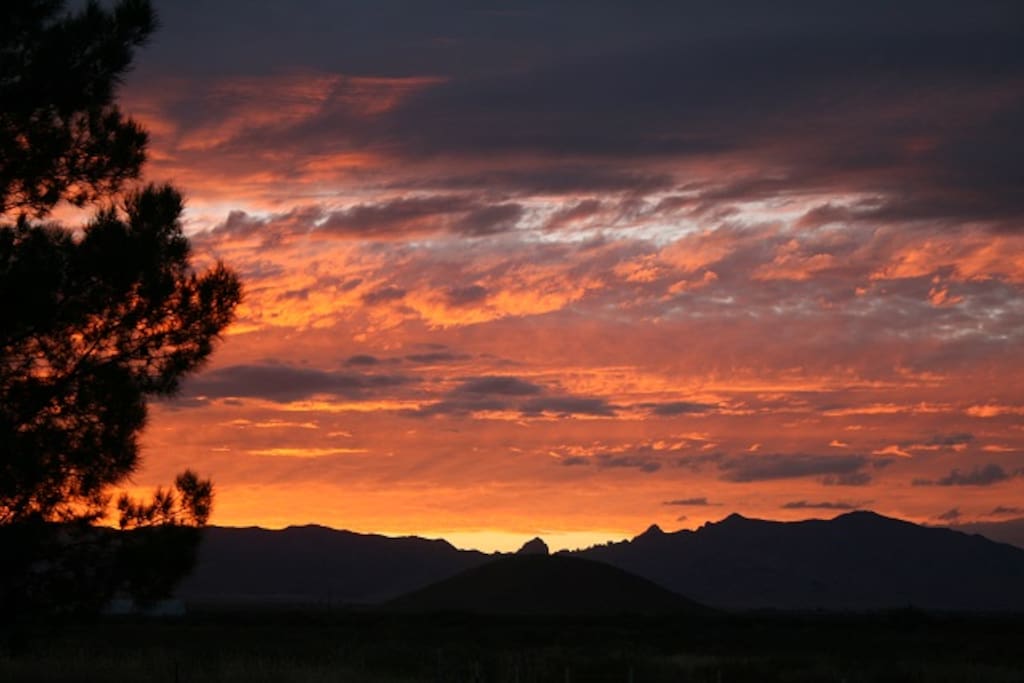 Your vacation awaits you at Hummingbird Ranch. 3 decks, spectacular 360 Mt Views, 3 Ghost Towns, 14 award winning wine vineyards, 2 National Parks to hike and tons of history to explore including Apache history of Geronimo and Cochise.