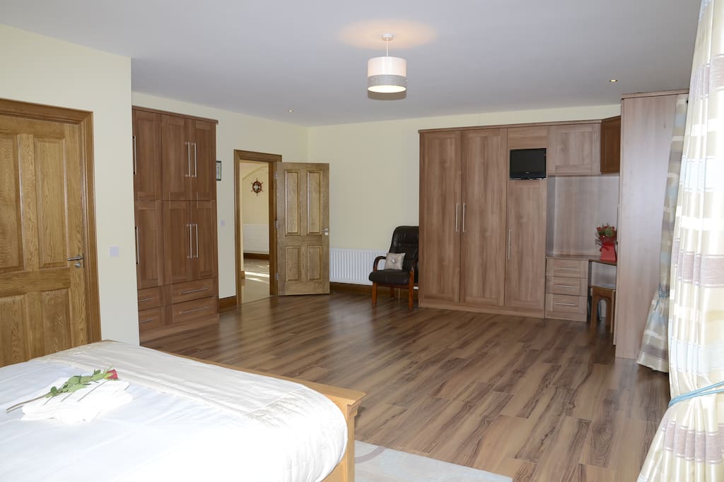 INISH SUITE DELUXE BEDROOM