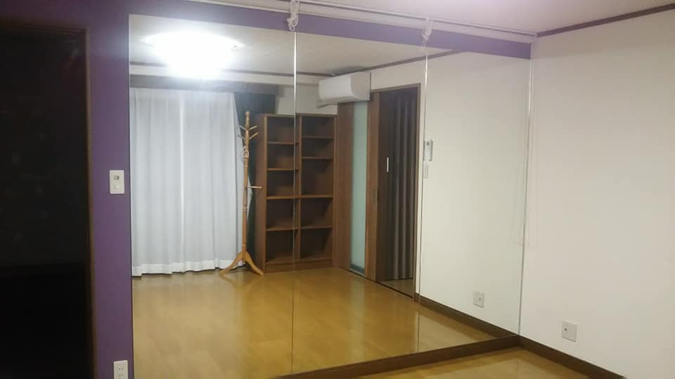 房间①墙上有1面镜子