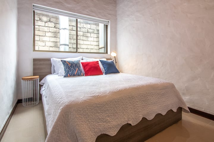 ห้องนอนแรกพร้อมเครื่องปรับอากาศ