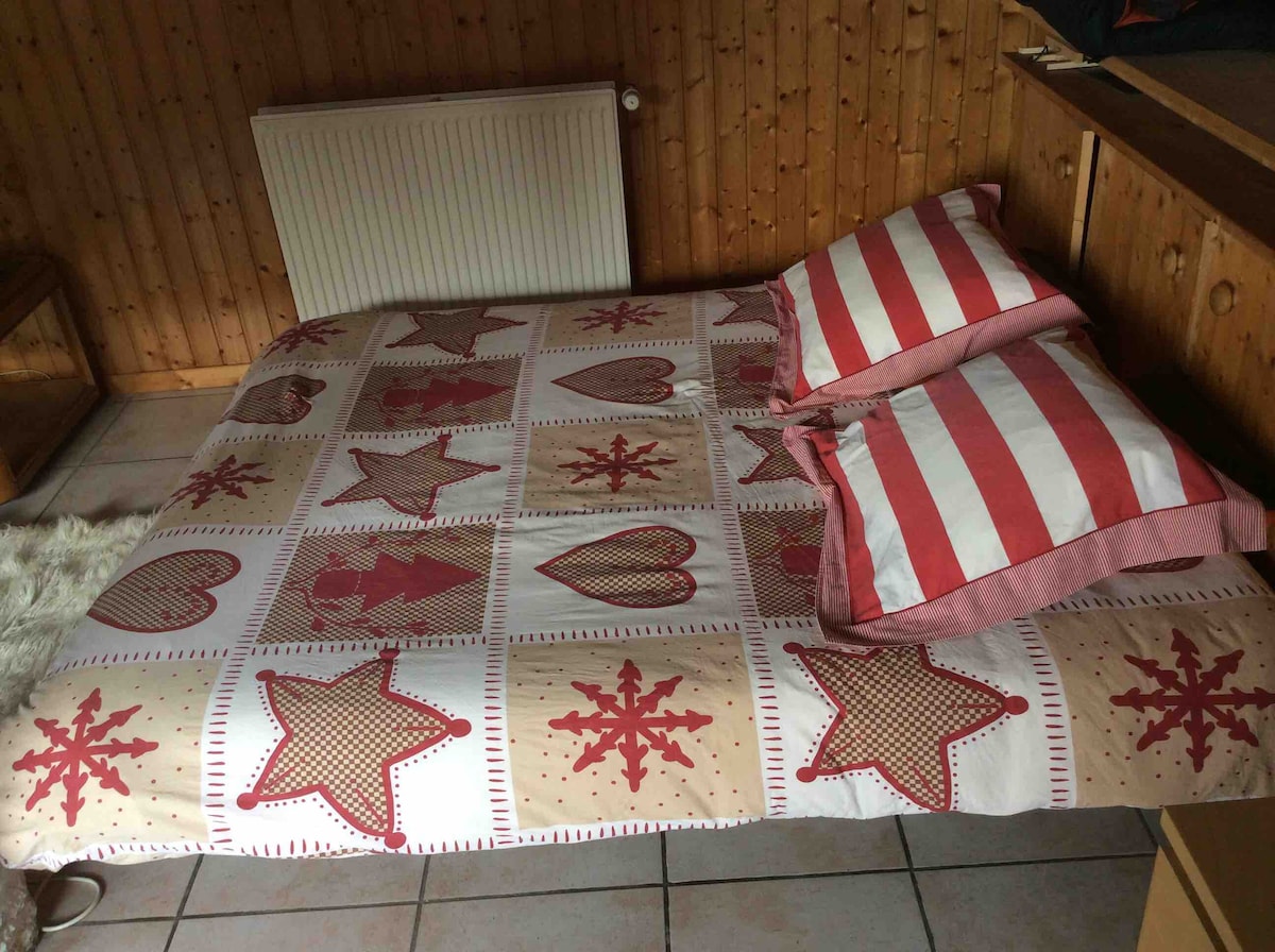 Rozkladacia pohovka CINA xxL je veľmi kvalitná posteľná bielizeň