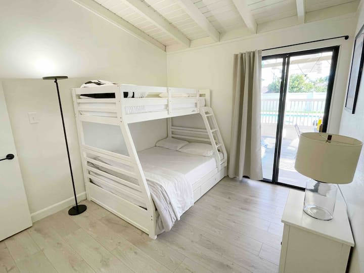 双人床（ 1人） ，双层床（供2人）

