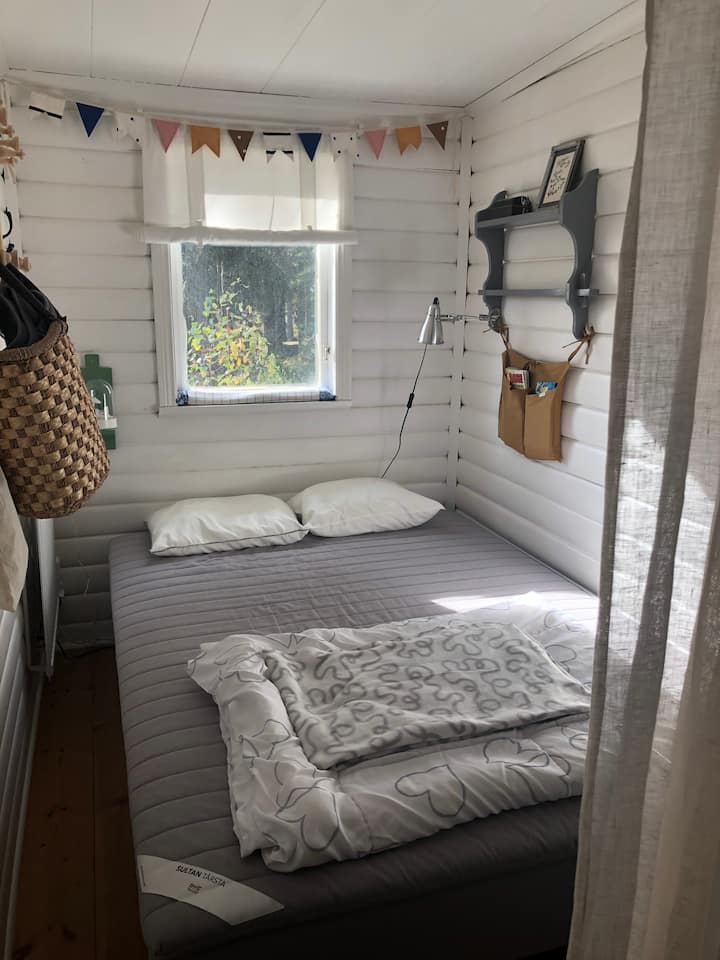 Mala spavaća soba s krevetom od 140 cm