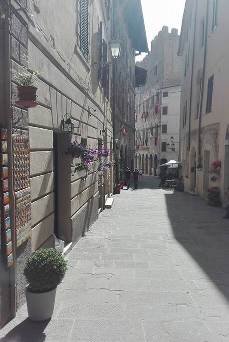 Tanti piccoli negozi di artigianato locale