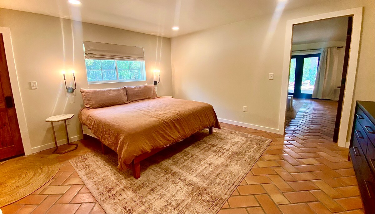 غرفة نوم بسرير كبير #1