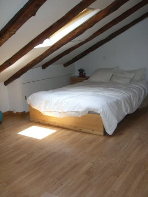 Bedroom: Super comfortable bed. Down comforter, 4 down pillows, quality linens. Absolute tranquility. No noise. But you will hear church bells and birds singing when you have the window open.