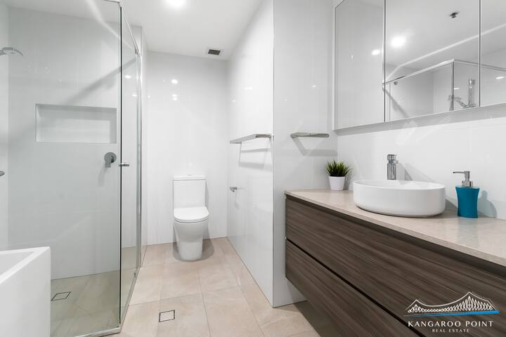 Spacious Three Bedroom Unit with Parking & Wifi gallery image 5