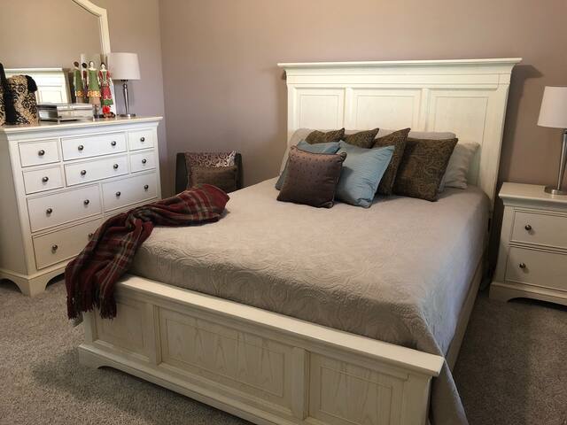 Grandma’s Room at Gigi’s-Cozy, Comfy, Private bath