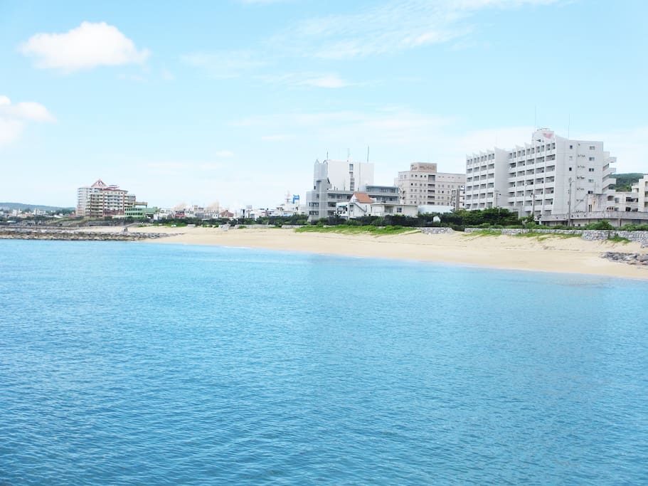 海まで徒歩1分。写真右のコンドミニアムです。
Go to sea 1 minutes by walk.
Our guest house is upper right in the picture.