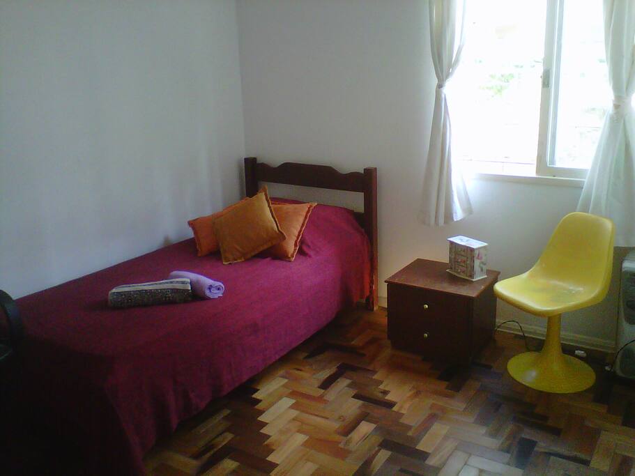 O Quarto possui boa iluminação, é bem fresco e ventilado. Possui uma cama de solteiro, possui também um outro colchão extra de solteiro, caso precise, um guarda-roupas, um criado-mudo e um aquecedor a óleo (necessário somente no inverno).