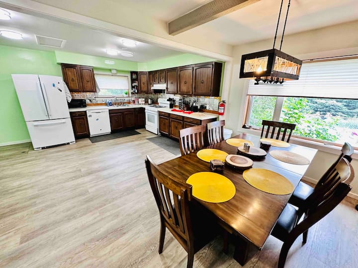 Big Bear: Spacious 4-Bedroom Near the Ocean