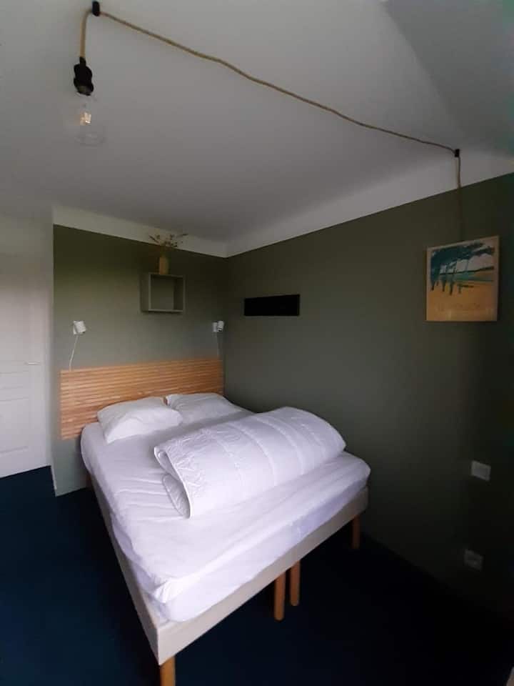 Ზემოთ მდებარე ოთახი 11 მ2-ია და მოიცავს 140x190 ორადგილიან საწოლს და 2 ერთადგილიან საწოლს (90x190)
Ბალიშები და საბნები გათვალისწინებულია 5 ადამიანისთვის.