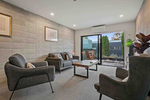 Contemporary Central City Apartment