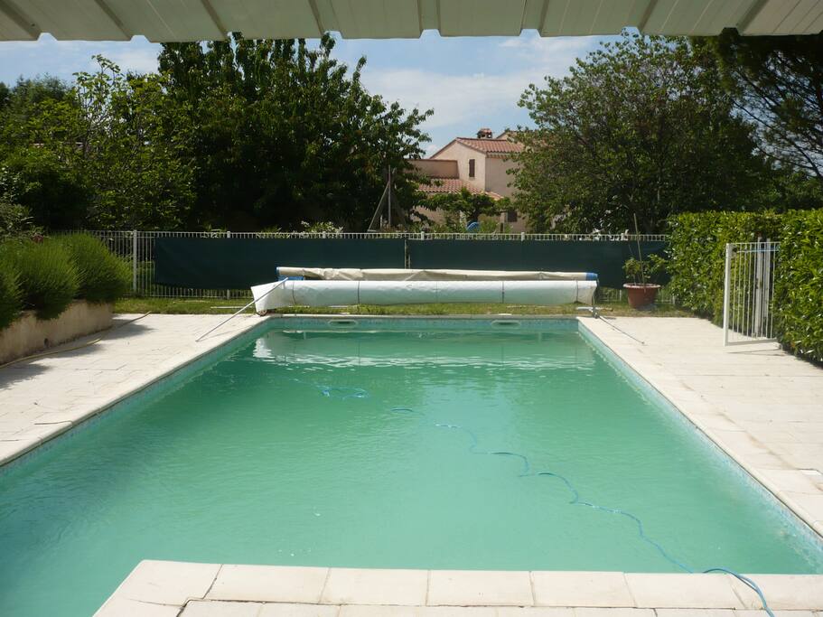 piscine vue de la cuisine. portillon sécurisé vue à droite