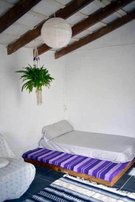 Cama de matrimonio (No es la de la foto) y Sofà-cama que aparece parcialmente.