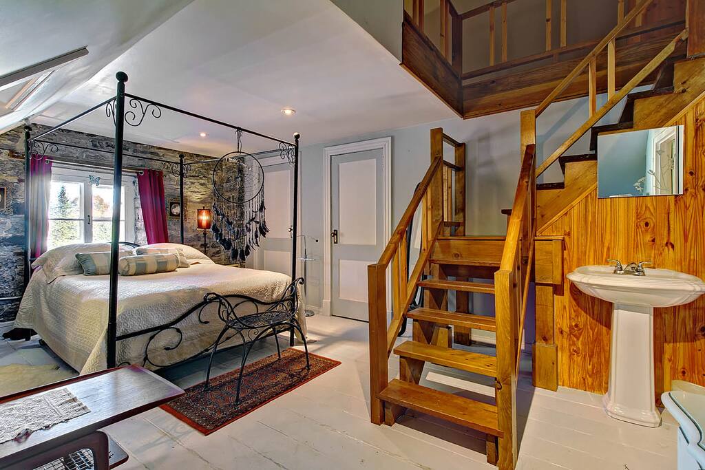 Le petit loft avec une salle de bain et un coin repos au bout de l'escalier ainsi qu'un lavabo supplémentaire dans la chambre dans un coin discret.