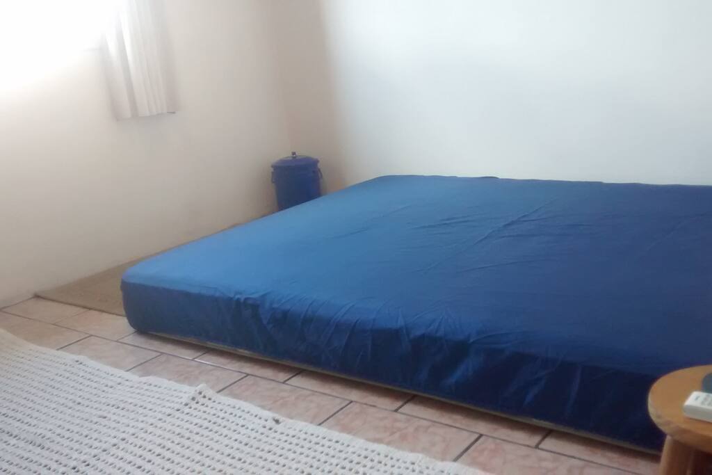 Colchão de mola, confortável.