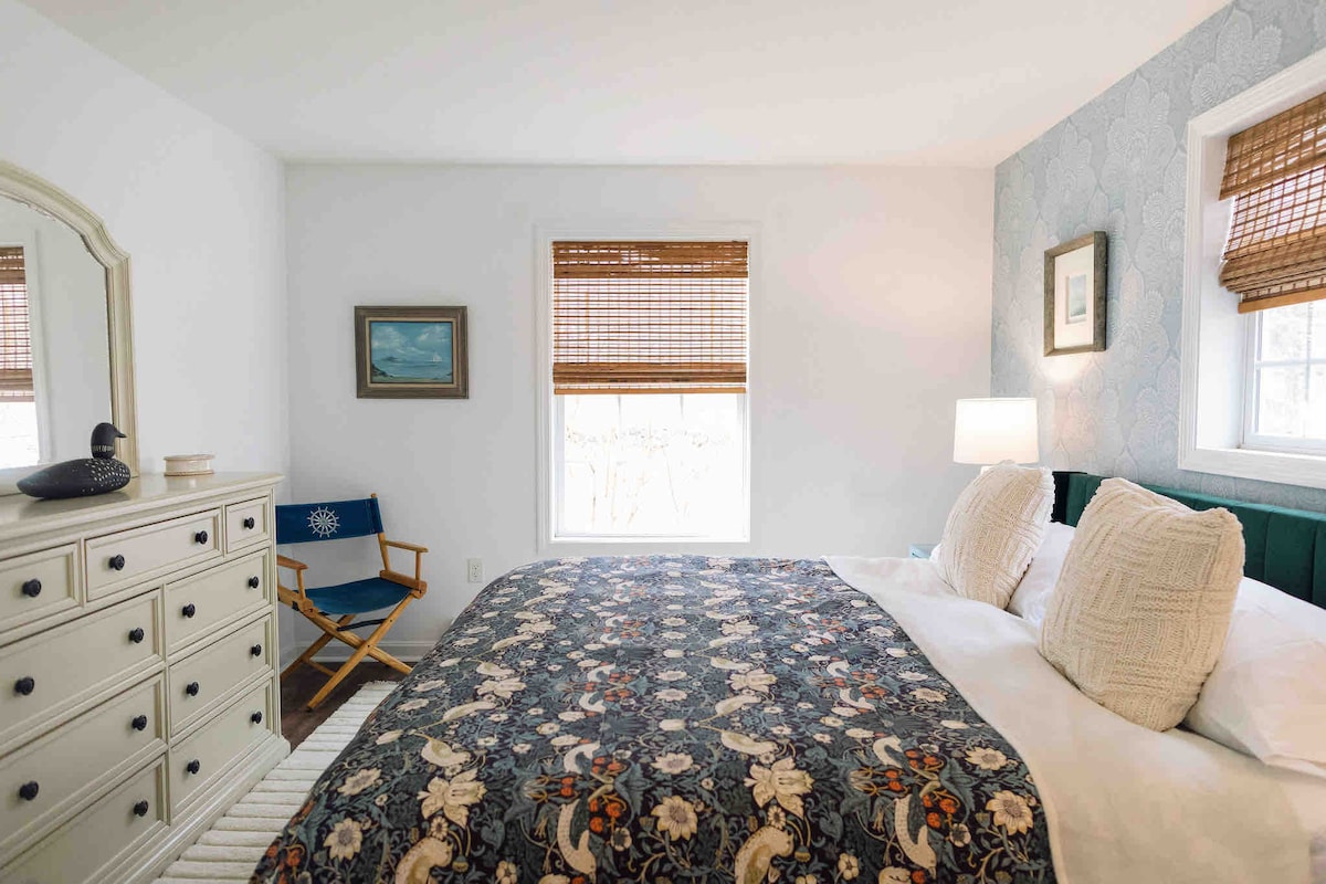 חדר שינה ראשי עם מיטת קינג וחדר רחצה צמוד 