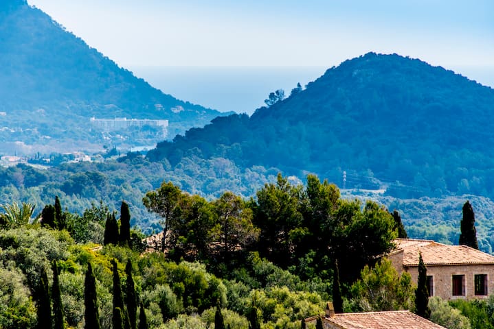 Grand Luxury Villa Overlooking Sea gallery image 2