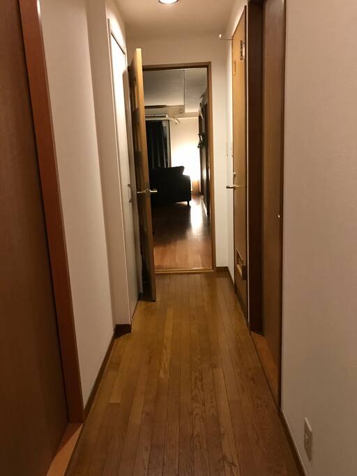 玄関から見た廊下です。ゲストが泊まる部屋は左手にある部屋になります。