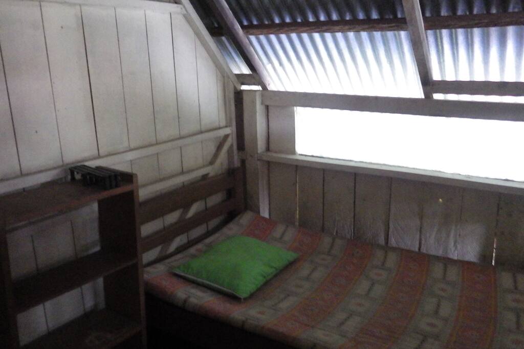1 lit pour 1 personne, pareil, je prête un drap et un oreiller.