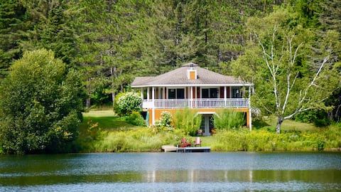 Popular Airbnb listing: Chalet Le Relax - Lake Front - Mont-Tremblant Area in Lac Supérieur