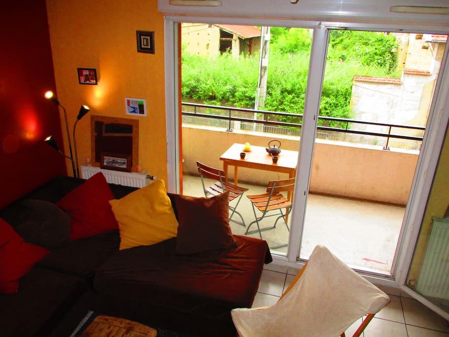 Un petit déjeuner sur le balcon? Admirez la vue : Si près de la grande ville et du grand stade et pourtant entouré de nature...