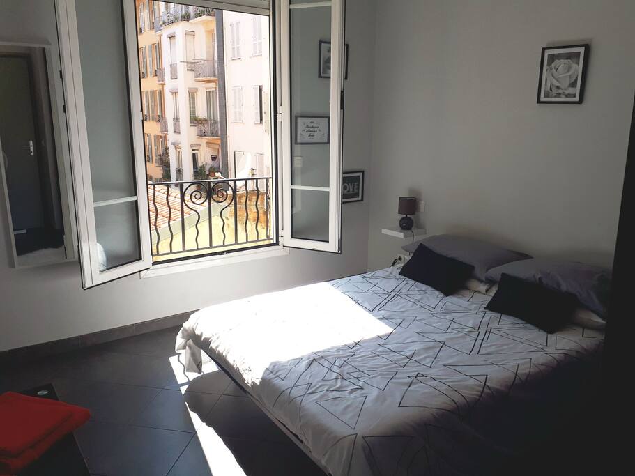 chambre donnant sur une cour intérieur très calme