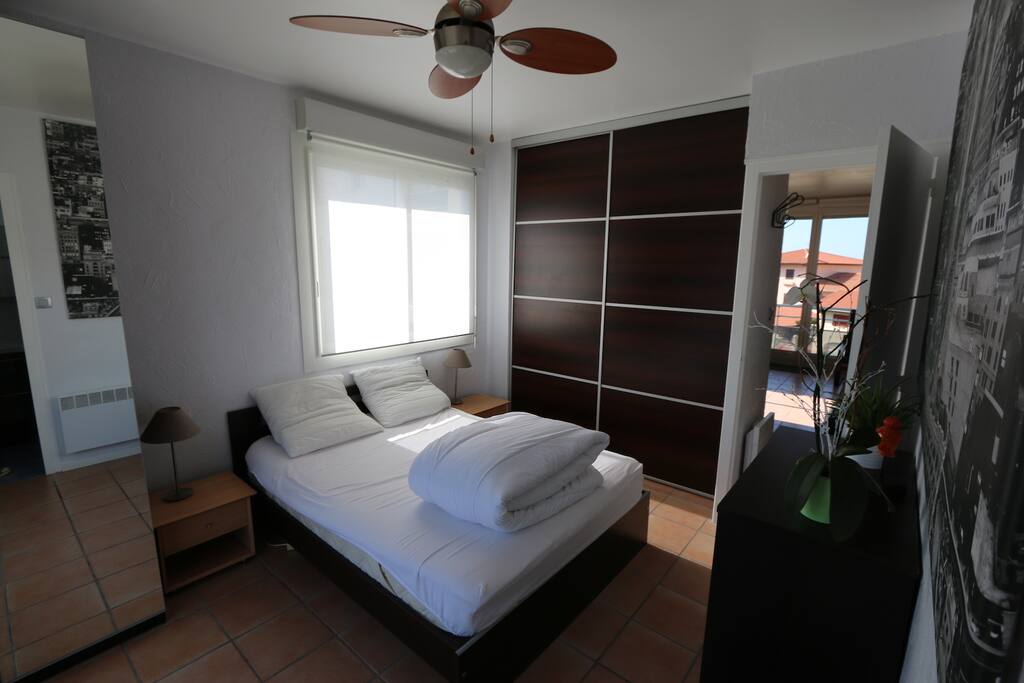 Chambre avec lit double et grand placard