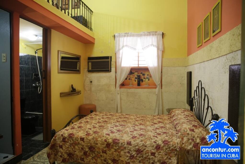 Habitacion con cama matrimonial y cama personal, capacidad maxima 3 huespedes