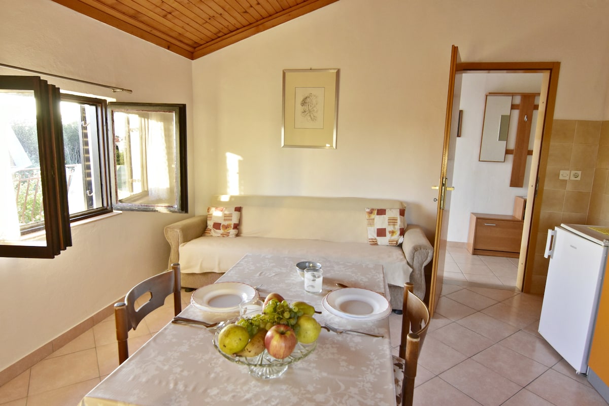 Ambienti i ndenjjes me tavolinë ngrënieje dhe divan 