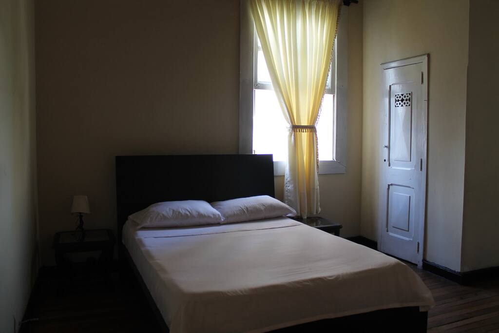 Cada habitación cuenta con un closet para que ordenes y guardes todas tus pertenencias