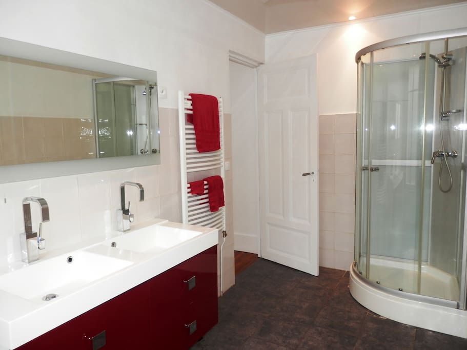 Salle de douche et wc privatifs