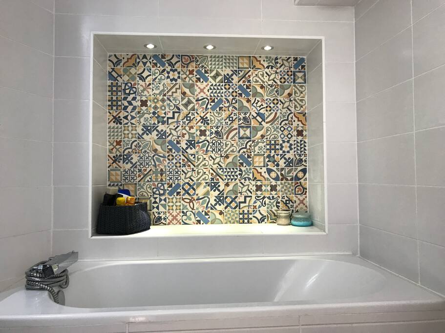 Salle de bain avec baignoire attenante à la chambre