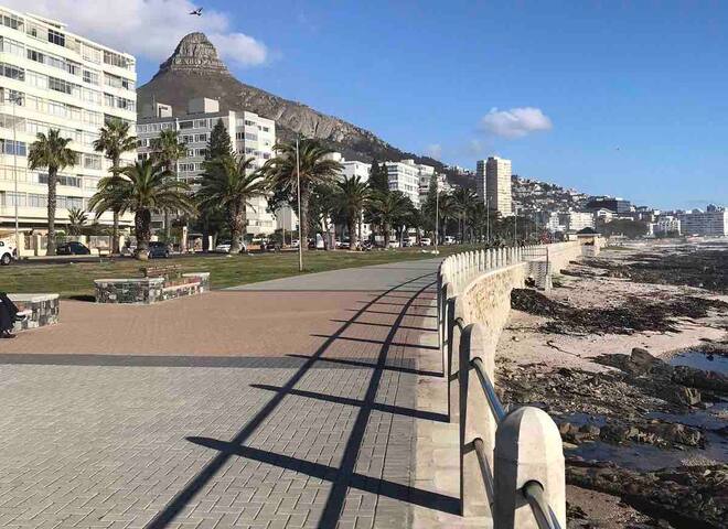 Beach Front Sea Point Apartment, Cape Town ZA