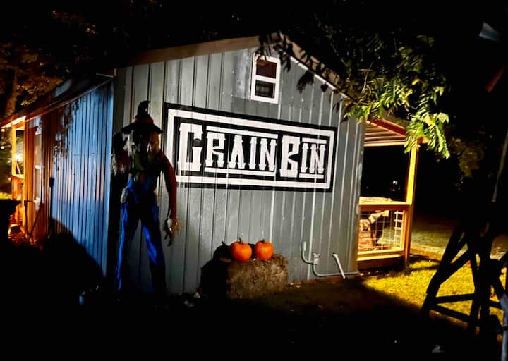 The Grain Bin Creek Cabin W/Loft. Tiny houses for Rent in Colcord