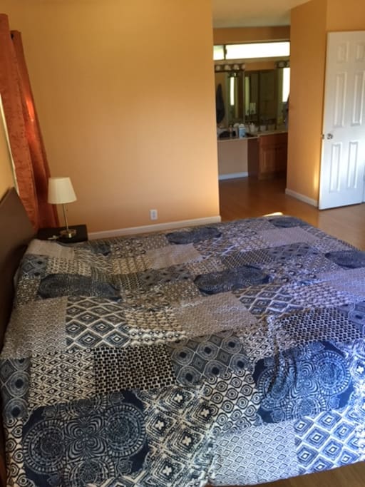 Master bedroom, en suite bathroom, walk-in closet