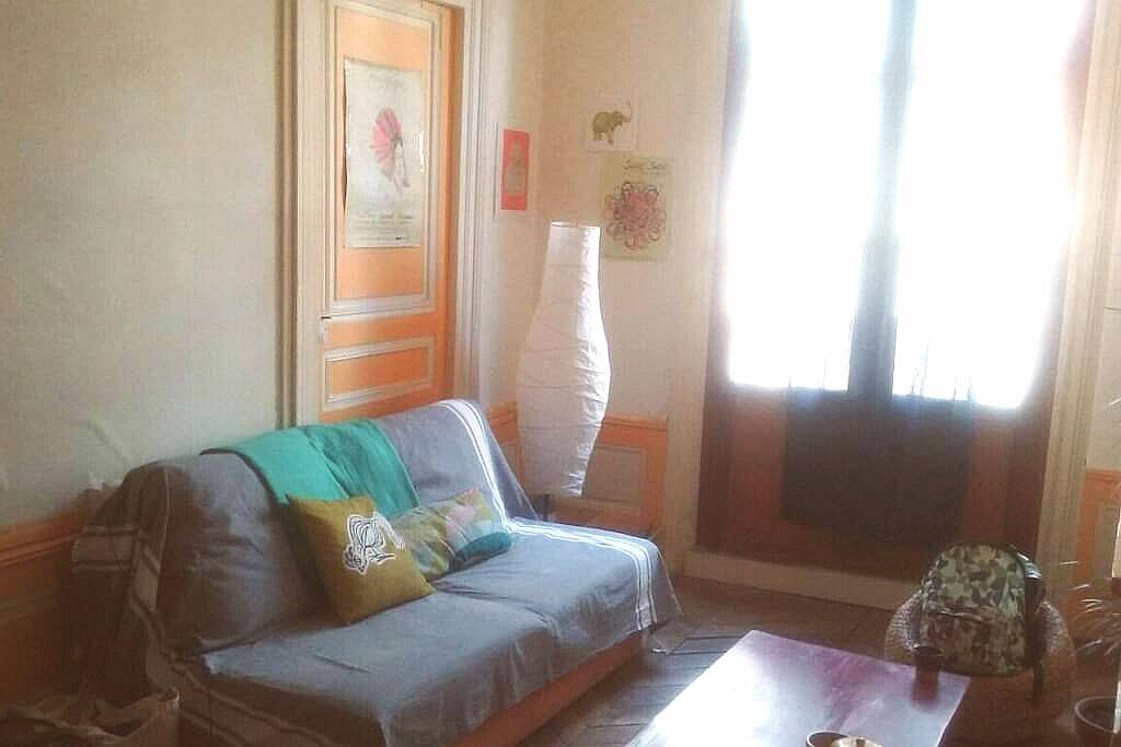 un petit canapé est à disposition, ainsi qu'une porte-fenêtre qui donne accès au balcon