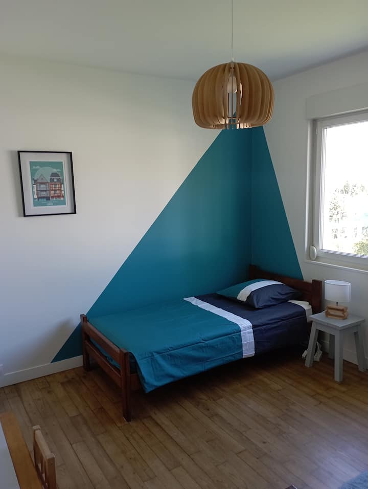 Spavaća soba s dva kreveta za jednu osobu s pogledom na vrt