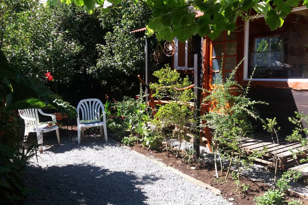 Lugar acogedor rodeado de jardin